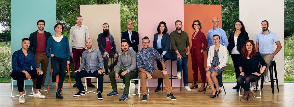 Les Keleotes réunis en équipe, designers, développeurs et architectes logiciel